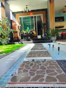 Piscina de la sau aproape de Friend's House