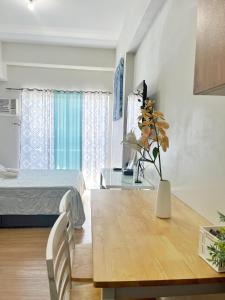 Una habitación con mesa de comedor y un dormitorio. en 21st floor The Loop Condo Studio in Cagayan de Oro City Lucky 14, en Cagayan de Oro