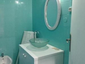 Un baño con un lavabo y un espejo. en Royal Porto City, en Oporto