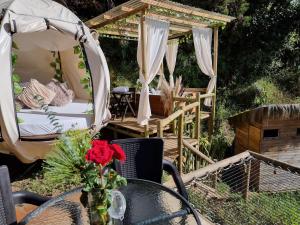 patio con tavolo e gazebo di Levit Glamping - Hotel Guatapé Peñol a Guatapé