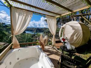 una vasca da bagno sotto un pergolato con vista di Levit Glamping - Hotel Guatapé Peñol a Guatapé