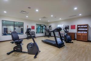 einen Fitnessraum mit Laufbändern und Crosstrainern in einem Zimmer in der Unterkunft Comfort Suites in Bowling Green