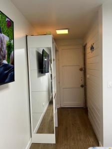 TV i/ili multimedijalni sistem u objektu Laroom Kanel - Vue Mer & Piscine
