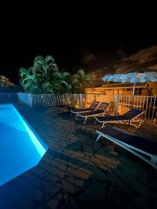 Sundlaugin á Laroom Kanel - Vue Mer & Piscine eða í nágrenninu