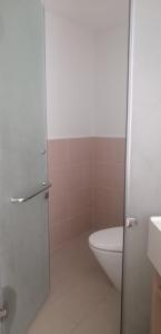 een badkamer met een toilet en een douchecabine bij Arena Cam Ranh Beach resort in Miếu Ông