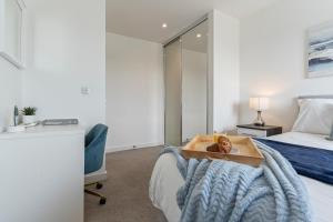een slaapkamer met een bed en een dienblad met een teddybeer erop bij Luxury Birmingham city centre apartment in Birmingham