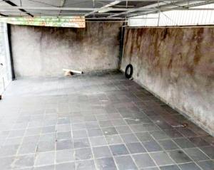pusty pokój z betonową ścianą i ławką w obiekcie Quarto Proença w mieście Campinas