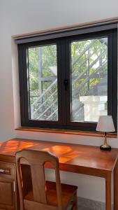 a window in a room with a desk and a lamp at Minh Phương Hotel - Khách sạn Thủ Dầu Một Bình Dương in Xóm Ông Phùng