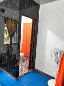 a bathroom with a shower with a mirror and a toilet at LUNA DEL DESIERTO TATACOA 2DA SEDE in Villavieja