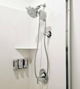 Koupelna v ubytování Couple's Getaway Kitchenette Washer & Private Bath + 24 fotografií