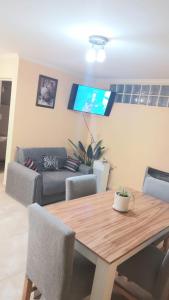 Una sala de estar con una mesa de madera y un sofá. en La Estepa, en Las Heras