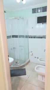 Un baño con ducha de cristal y un inodoro. en La Estepa, en Las Heras 10 fotos más
