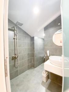 bagno con lavandino e doccia di Vuon Xuan Hotel - STAY 24H a Da Lat