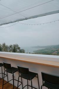 - un bar avec des chaises et une vue sur l'océan dans l'établissement 富士A’tolan, à Fushan