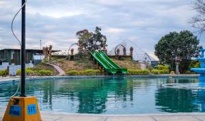 pusty basen ze zjeżdżalnią na placu zabaw w obiekcie One Alo Hotel and Resort by Hiverooms w mieście Manaoag