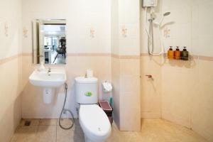a bathroom with a toilet and a sink and a shower at SONGPEEP HOUSE in Ban Zong Katiam