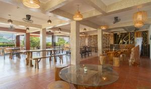 Pokój ze stołem i krzesłami w obiekcie One Alo Hotel and Resort by Hiverooms w mieście Manaoag