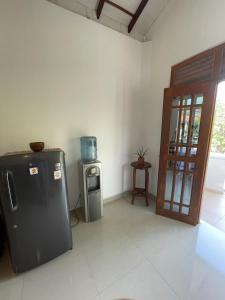 Cette chambre comprend un réfrigérateur et une poubelle. dans l'établissement Slater Villa, à Beruwala