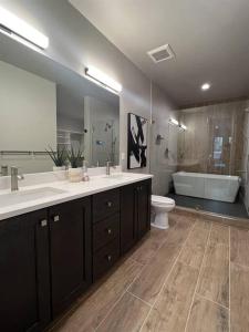 Ένα μπάνιο στο Luxury Jordanelle New Home, 5 mins to Deer Valley +75 φωτογραφίες