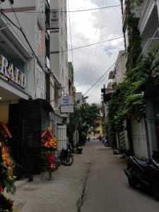un callejón con edificios y una calle con bicicleta en Emeral Hotel Nha Trang - by Bay Luxury en Nha Trang