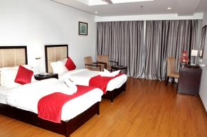 Triguna Clarks Inn Kurnool客房内的一张或多张床位