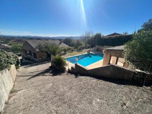 Výhľad na bazén v ubytovaní Villa des Coudounelles - vue panoramique alebo v jeho blízkosti