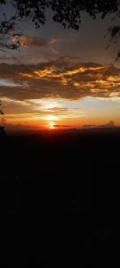 zachód słońca z zachodem słońca na horyzoncie w obiekcie Mandalas Ecolodge w mieście Cerro Azul
