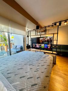 1 dormitorio con 1 cama grande y TV de pantalla plana en Foster Recoleta en Buenos Aires