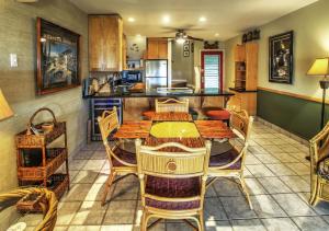 Nhà bếp/bếp nhỏ tại Memories for life @ remodeled ks d7