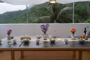 einen Tisch mit Vasen und Blumenschalen darauf in der Unterkunft 富士A’tolan in Fushan