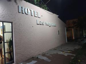un cartello sul lato di un hotel la sua notte di Hotel LasNegritas a San Agustín de Valle Fértil