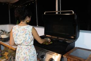 una mujer en una cocina preparando comida en un horno en 富士A’tolan en Fushan