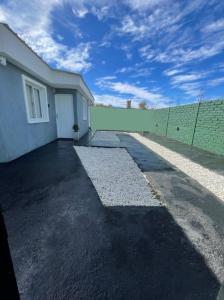 a garage with a white door and a fence at Departamento Urbano Zapala in Zapala