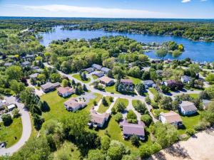 uma vista aérea de uma casa com um lago em Countryside Family Cottages near Lake Bella Vista em Rockford