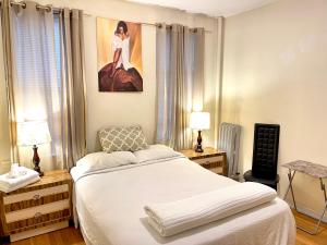 um quarto com uma cama e um quadro na parede em The Manhattan Central Park Times Square Stays em Nova York