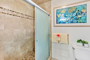 Et badeværelse på Remodeled unit ocean view - sk336 - Sullivan Properties + 34 billeder