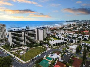 una vista aérea de una ciudad con el océano en Magnoli Apartments - Hosted by Burleigh Letting en Gold Coast