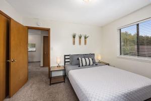 sypialnia z dużym łóżkiem i oknem w obiekcie 2 Bella Vista Cottages near Cannonsburg w Parking w mieście Rockford