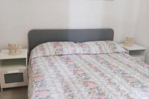 una camera con un letto con due comodini accanto di Lovely holiday home in Marina di Mandatoriccio with terrace a Mandatoriccio Marina