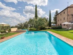 a swimming pool in the backyard of a villa at Tuscan Cottage with 2 Pools in Tavarnelle in Val di Pesa