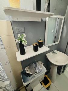 Un baño de Habitación, trino de Rosas