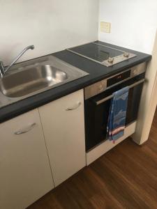 een keuken met een spoelbak en een fornuis bij Absolute beachfront main beach Gold Coast in Gold Coast