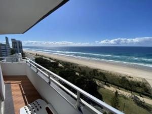 een balkon met uitzicht op het strand bij Absolute beachfront main beach Gold Coast in Gold Coast +1 foto