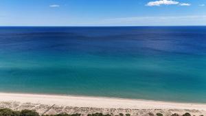 una vista aérea de la playa y del océano en Orosei RE - Villa Aurora Rimedia a 50 metri dal mare, en Orosei