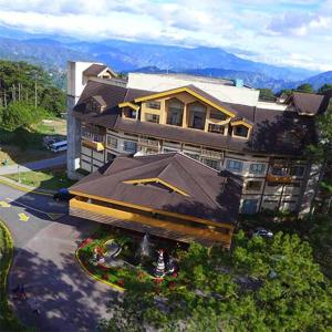 una vista aérea de un gran edificio con techo en A paradise nestled in the City of Pines, Camp John Hay Baguio City, en Baguio