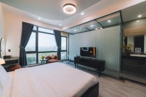 1 dormitorio con 1 cama, lavamanos y piano en Greenview Hotel DaLat, en Da Lat