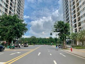 an empty street in a city with tall buildings at Lahomestay 1PN Tiện Nghi Được Khách Yêu Thích in Gò Công