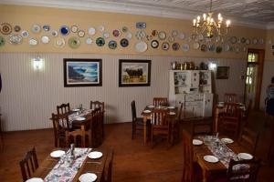 jadalnia ze stołami i talerzami na ścianie w obiekcie kestell Hotel w mieście Kestell