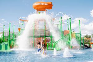 um grupo de pessoas brincando em um parque aquático em Nickelodeon Hotels & Resorts Punta Cana - Gourmet All Inclusive by Karisma em Punta Cana