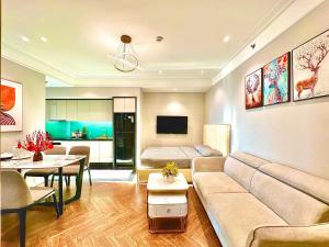 sala de estar con sofá y cama en My home-Your home in Altara Quy Nhơn, en Quy Nhon